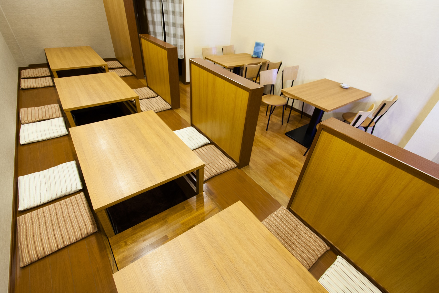ゆったり座れる店内